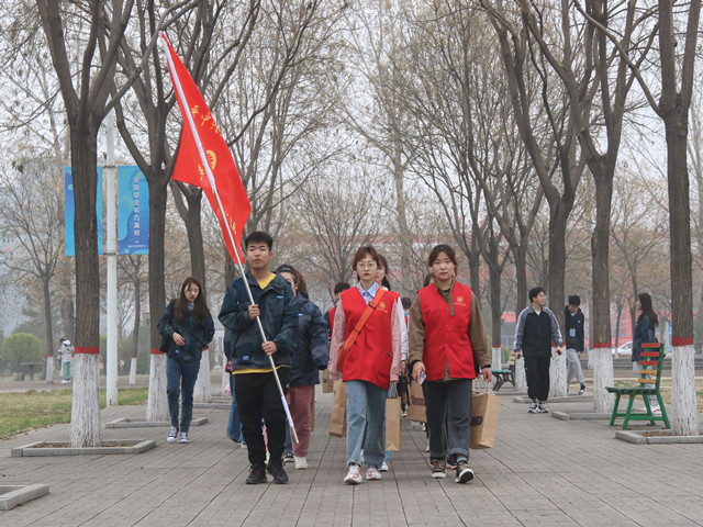 【山西晚报】从扶贫攻坚到乡村振兴 十大体育滚球平台7年慰问300户贫困户